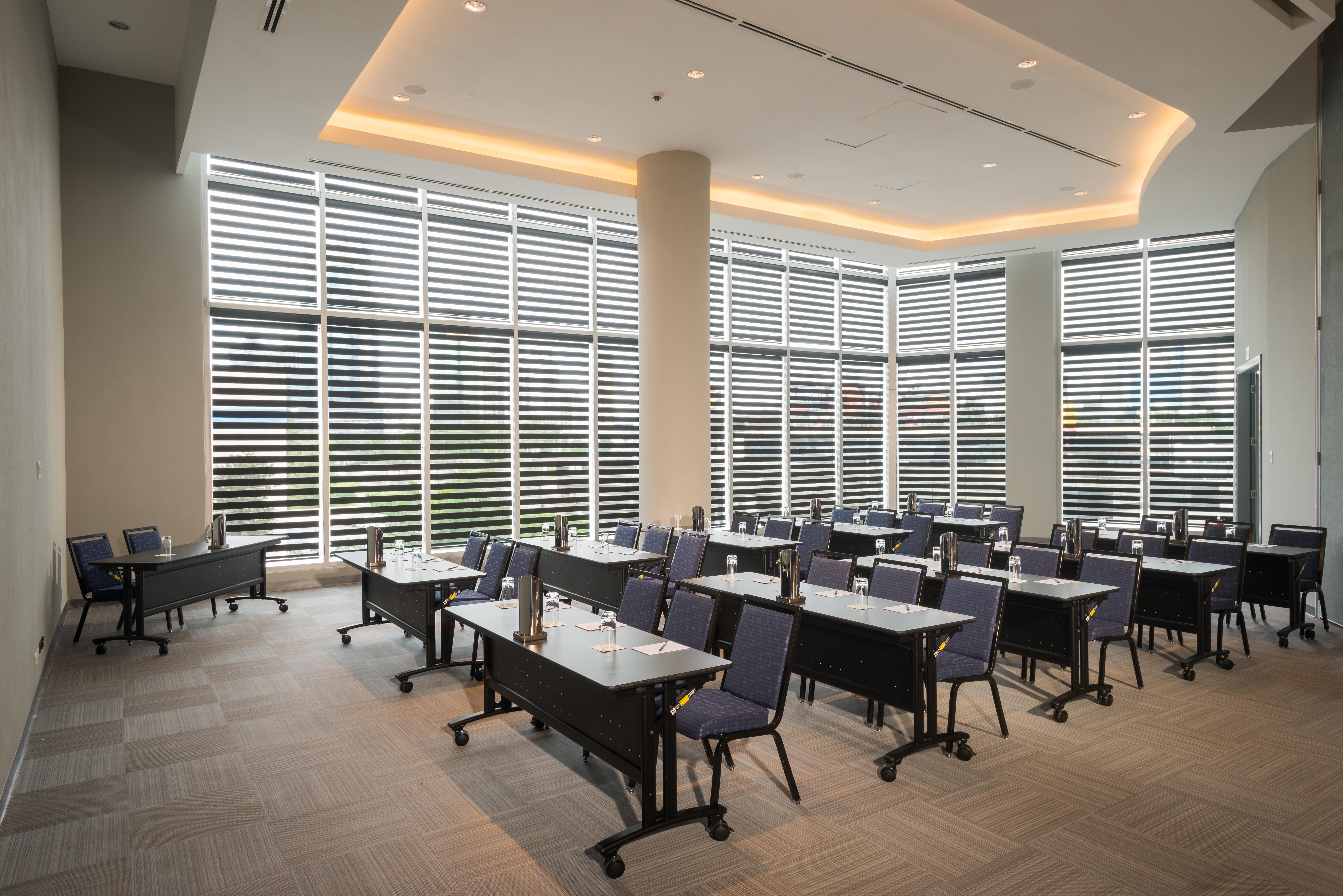 Hotel Las Americas Golden Tower Panama Exterior photo The meeting room